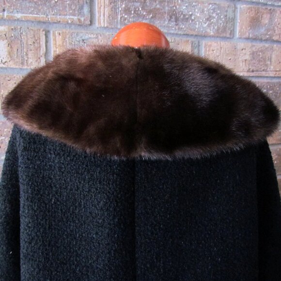VINTAGE COAT w FUR COLLAR, BLACK NUBBY WOOL TEXTURE, 1960s CHIC w LARGE BUTTONS - Picture 4 of 8